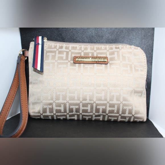NWOT Tommy Hilfiger Wristlet - Picture 4 of 16